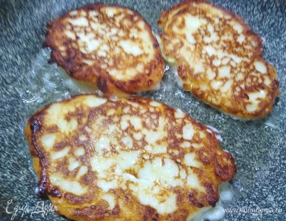 Жарить с двух сторон на умеренном огне до готовности.