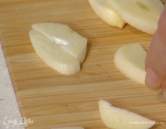 Почистить 1–2 зубчика чеснока и нарезать кусочками.