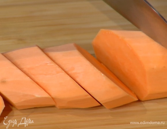 Батат, морковь, сельдерей и петрушку почистить и крупно порезать.