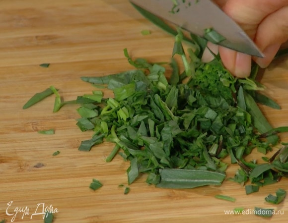 Тархун мелко порубить.