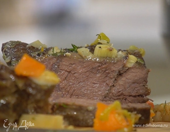 Готовое мясо с овощами выложить в глубокое блюдо и посыпать листьями розмарина. Подавать с тархуновым майонезом.