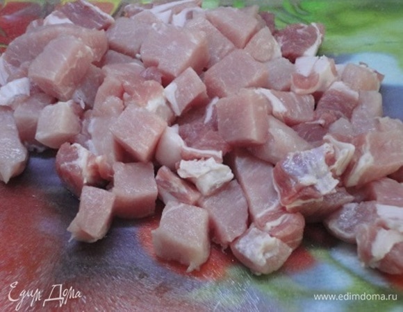 Мясо нарезать крупными кубиками. Лук и чеснок нарезать мелко.