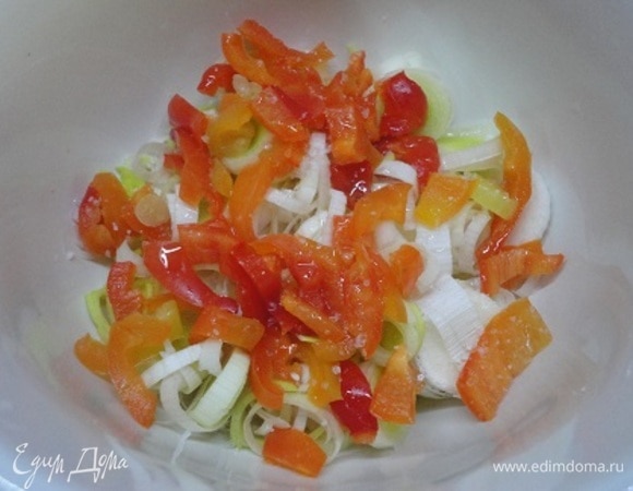 Перец нарезать соломкой. Лук нарезать кольцами. Смешать овощи в миске, влить оставшееся масло, чуть посолить, поперчить и перемешать. Рис промыть и откинуть на дуршлаг.