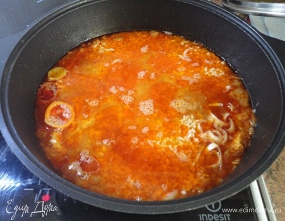 Выложить рис и овощи к мясу и тушить на слабом огне 25 минут.