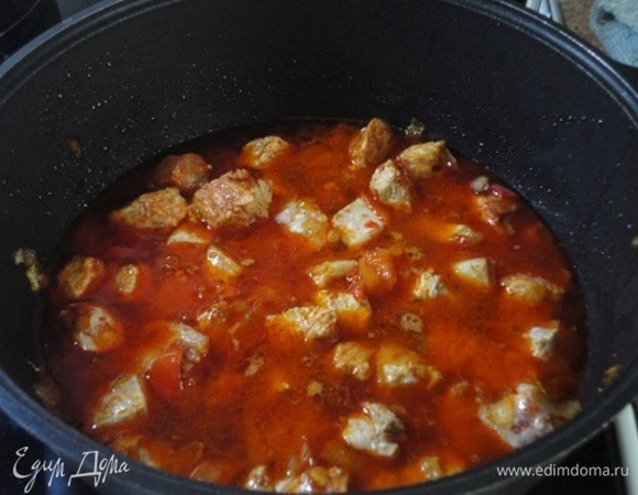 Вылить бульон и тушить мясо под крышкой при медленном кипении около часа.