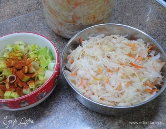 На практически готовое мясо выложить лук-порей (по желанию) и сверху квашеную капусту, смешанную с тмином. Слегка вдавить капусту в бульон и готовить под крышкой при медленном кипении до готовности капусты (по вашему вкусу).