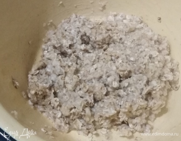 Геркулес залить кипятком, оставить на 10 минут.