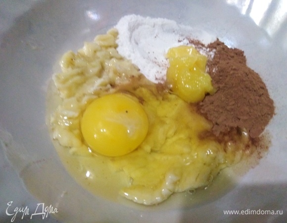 Банан размять вилкой. Добавить яйцо, какао, мед, муку, разрыхлитель. Перемешать.