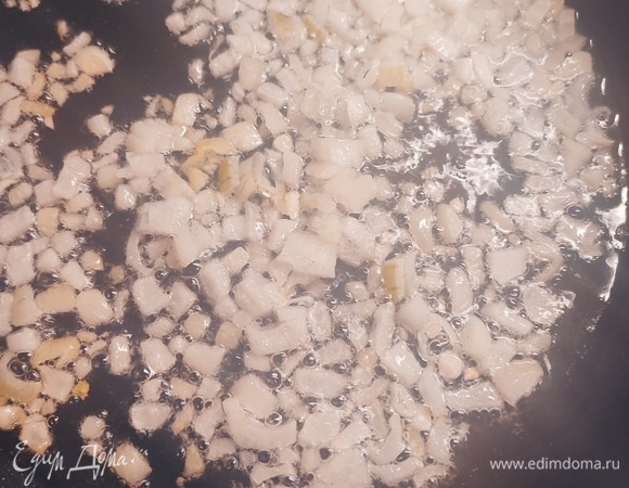 Лук мелко нарезать и обжарить до прозрачности.