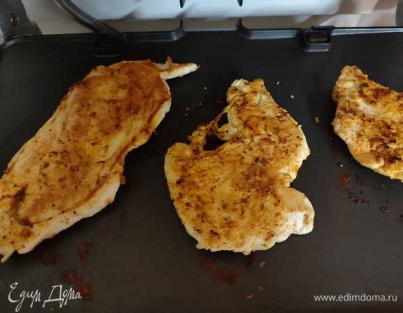 Филе куриной грудки посыпать любимыми специями. Я обжарила на гриле.