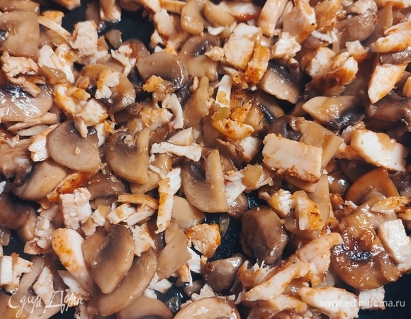 Куриную грудку мелко нарезать и добавить к луку с грибами. Обжарить пару минут.