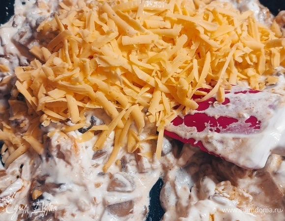 Добавить сметану и сыр, натертый на крупной терке. Прогреть пару минут.