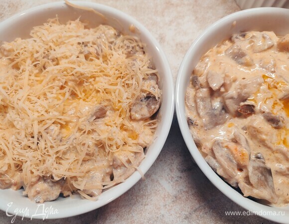 Заготовку разложить по порционным формочкам (или можно в одну большую форму), посыпать пармезаном, натертым на мелкой терке. Запекать 20 минут при температуре 200°C.