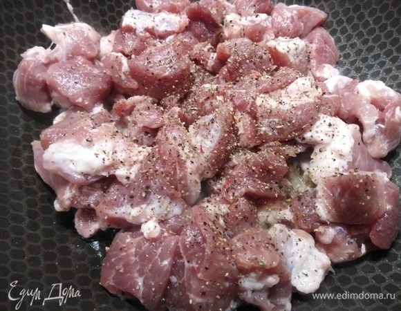 Прогреть масло, выложить нарезанную свинину, посыпать перцем. Жарить до золотистого цвета, примерно 30 минут.