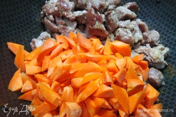 Добавить нарезанную морковь, посолить, жарить 10 минут, помешивая.