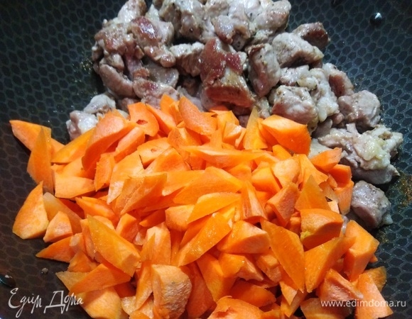 Добавить нарезанную морковь, посолить, жарить 10 минут, помешивая.