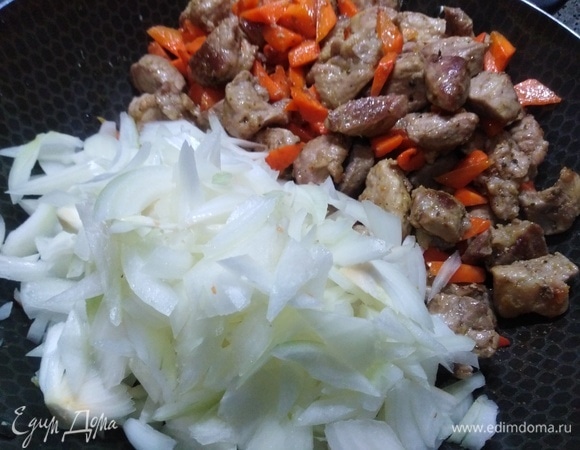 Всыпать лук, обжарить 5–7 минут.