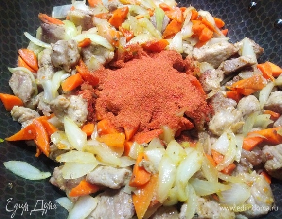 Добавить паприку. Прогреть, не перемешивая, в течение 1 минуты, затем перемешать с мясом и овощами.