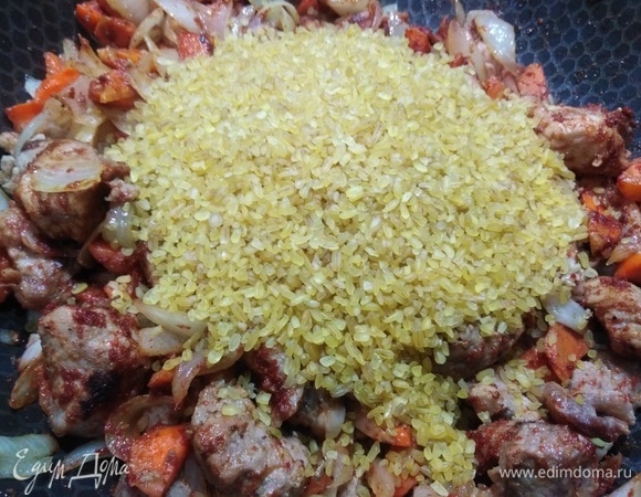 Всыпать булгур. Перемешать. Обжаривать 2–3 минуты, постоянно помешивая