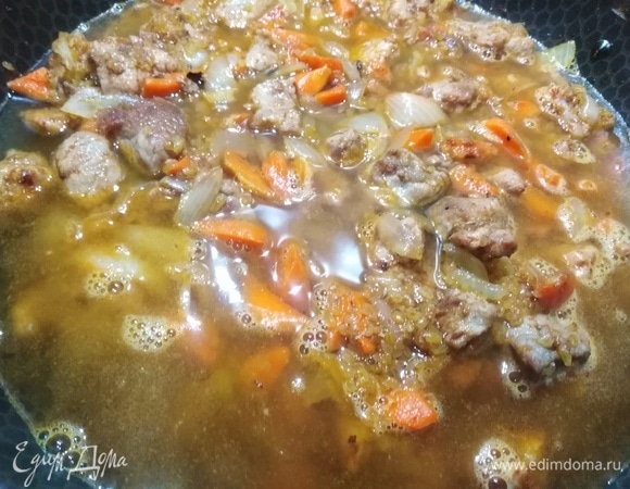 Залить горячей водой. Посолить. Перемешать.