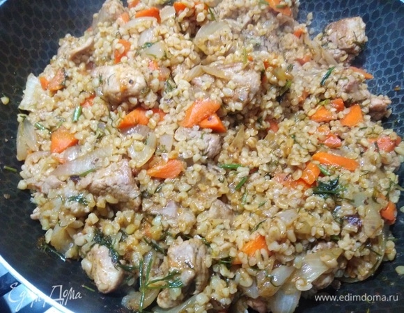 Выключить, перемешать и дать настояться под крышкой еще 5 минут.