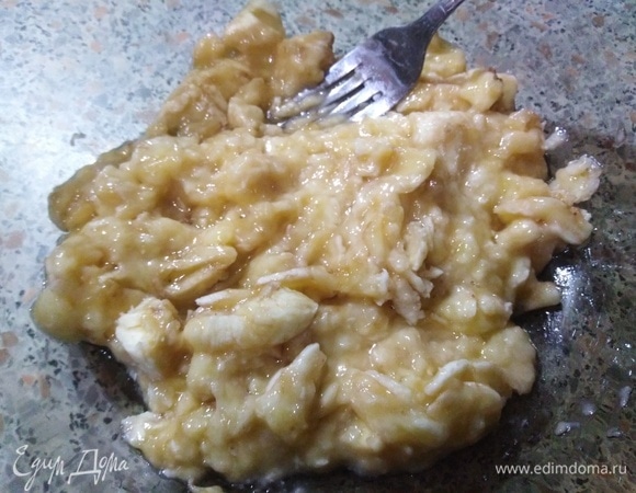 Три банана размять вилкой. Один оставить для украшения.