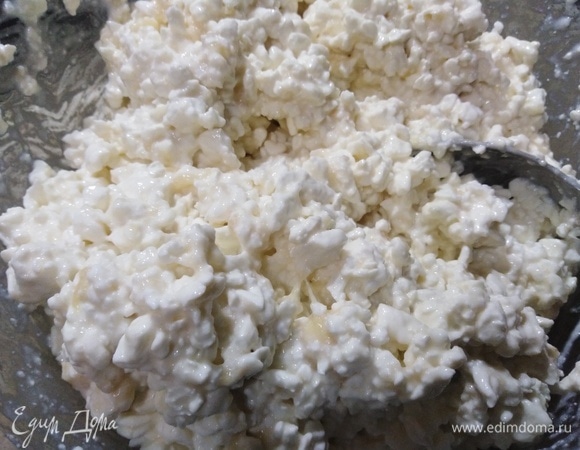 Соединить бананы с творогом. Перемешать.