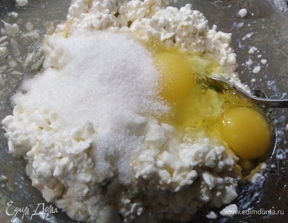 Вбить яйца, добавить соль и 2 ст. л. сахара.