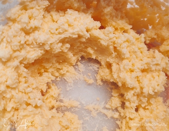 Мягкое сливочное масло взбить с сахаром в пышную массу.