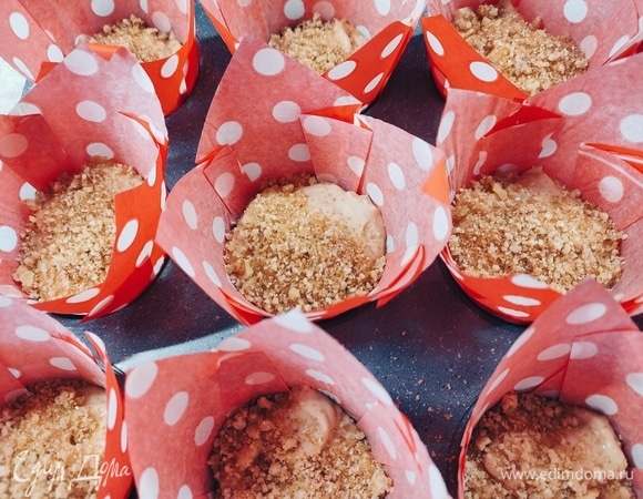 Разложить тесто по формочкам (примерно по 2 столовых ложки), посыпать сверху орехами с сахаром. Выпекать 20–25 минут при температуре 200°C.