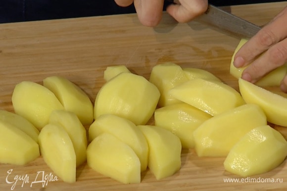 Клубни картофеля почистить и разрезать на 4 части.