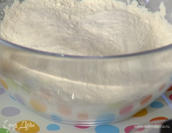 Муку перемешать с разрыхлителем.