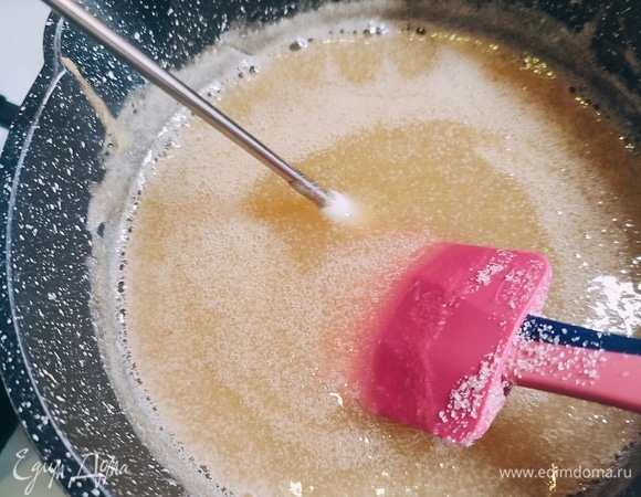 Для сиропа (пока взбивается меренга) в сотейник положить яблочное пюре, агар-агар и влить воду. Поставить на огонь. Как только появятся первые бульки, всыпать сразу сахар. Варить сироп до температуры 120°C. А если нет термометра, то смотрите — как только сироп начнет отходить от стенок, значит, он готов.