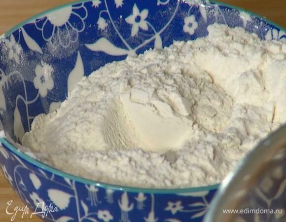 Муку перемешать с содой, разрыхлителем и солью.