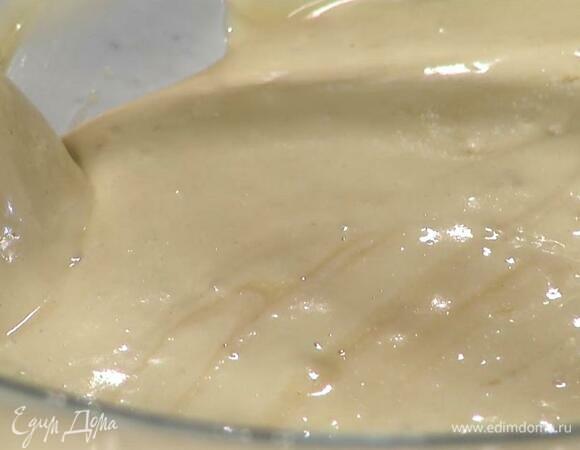 В чаше блендера соединить яйца, яичный белок, 125 г сахара и взбить все блендером с насадкой-венчиком в густую, пышную массу, затем влить 1 ч. ложку ванильного экстракта, через сито всыпать муку с разрыхлителем и вымешать все лопаткой.