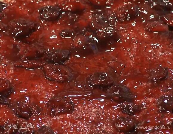 В жидкость, оставшуюся от размороженной вишни, всыпать крахмал и влить в кастрюлю с вишней, все перемешать и прогревать на маленьком огне, пока масса не загустеет, затем остудить и удалить палочку корицы.