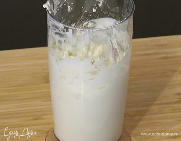 Предварительно охлажденные сливки взбить блендером с насадкой-венчиком, добавить сливочный сыр и все взбить на небольшой скорости.