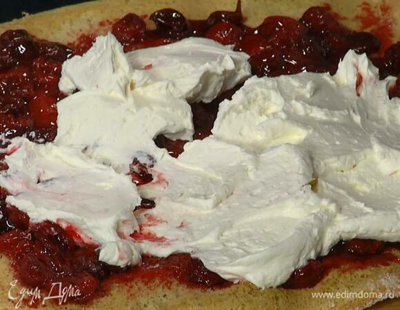 Дать коржу остыть, затем развернуть его, удалить бумагу для выпечки, смазать корж вишневой массой и покрыть кремом.