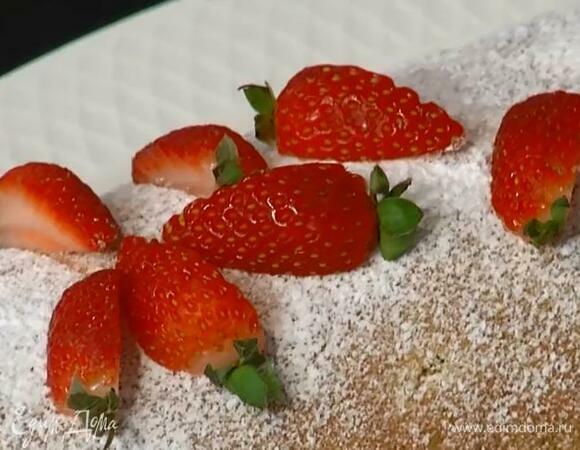 Клубнику разрезать на 4 части.