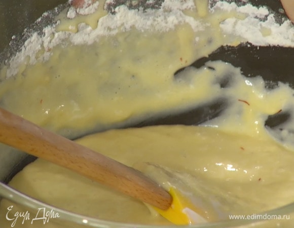 В чашу комбайна поместить 150 г сахара, яйца и взбить в светлую, воздушную массу, затем добавить ванильный экстракт, соль, тонкой струйкой влить растопленное масло с шафраном, всыпать муку с разрыхлителем, выложить йогурт или сметану и лопаткой вымешать тесто.