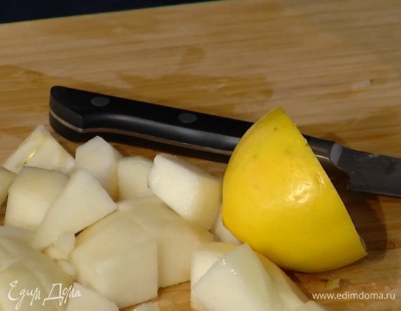Груши очистить от кожуры и полить выжатым из лимона соком, затем удалить сердцевину, нарезать кубиками и еще немного сбрызнуть лимонным соком.