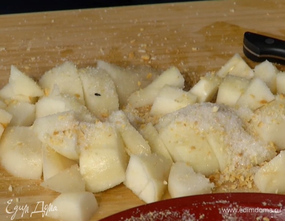 Форму для кекса с выемкой посередине смазать сливочным маслом, посыпать сухарями и оставшимся сахаром. Лишний сахар и сухари вытряхнуть из формы и посыпать нарезанные груши.