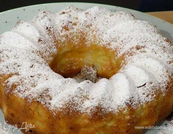 Горячий кекс посыпать сахарной пудрой.