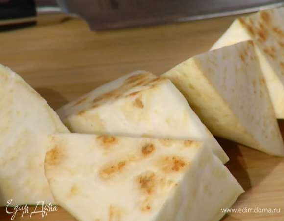 Морковь, корни сельдерея и петрушки почистить и нарезать.