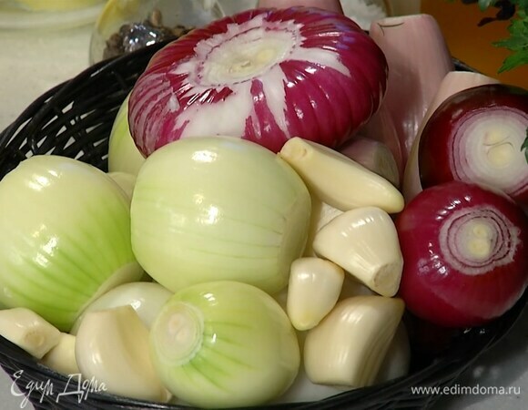 Луковицу почистить и сделать надрез крестом, не прорезая до конца.