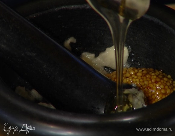 Приготовить маринад: чеснок почистить и растереть в ступке с солью в пюре, добавить горчицу и мед, все перемешать.