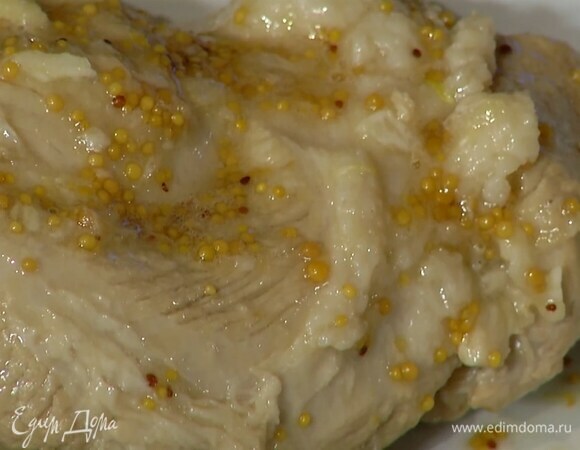 Отваренное мясо вынуть из бульона, выложить в керамическую жаропрочную форму и натереть маринадом со всех сторон.