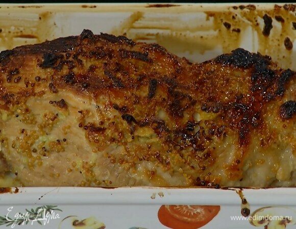 Отправить свинину под гриль и обжаривать до появления золотистой корочки.