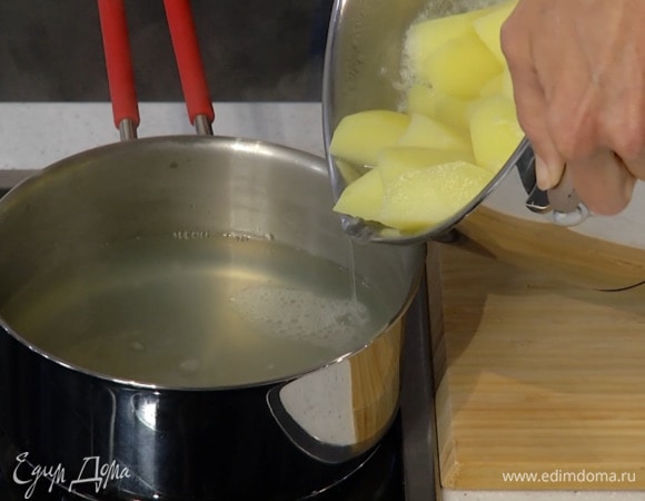 Отварить картошку до готовности без добавления соли, затем большую часть воды слить.