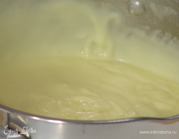 Отваренный картофель посолить, добавить сливочное масло и взбить погружным блендером в пюре.